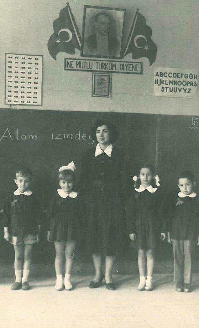 Öğrenciler öğretmenleri ile poz verirken, Konya, 1940.