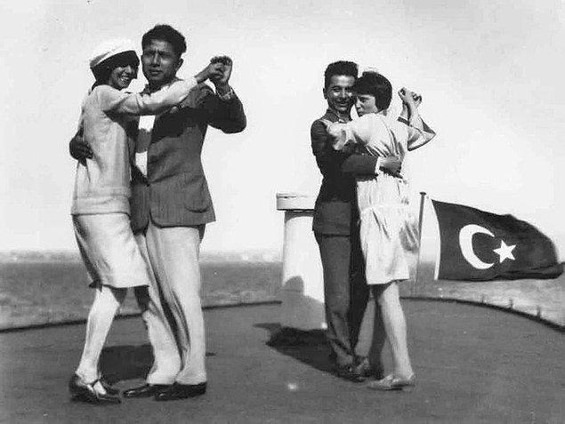 Vapur üzerinde dans eden çiftler, İstanbul, 1930.