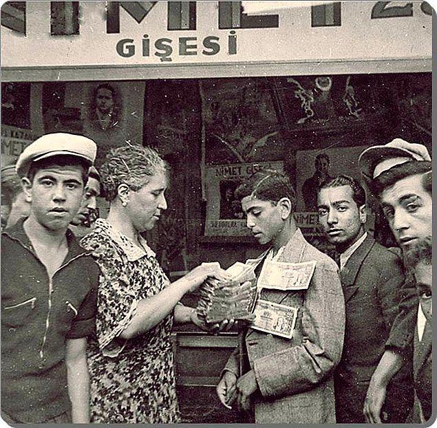 Milli Piyangocu Nimet Abla bir talihliye ikramiyesini teslim ederken, İstanbul, 1943.