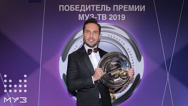 4. Артур Пирожков праздновал победу в номинации "Лучшее мужское видео". Его клип на песню "Чика" получил больше всего голосов телезрителей.