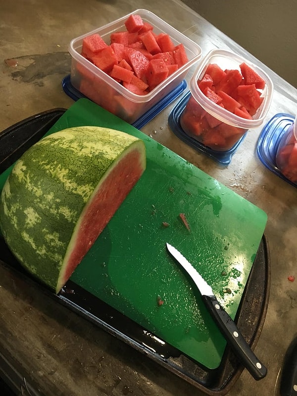 14. Ненавидите, что после арбуза остается так много жидкости? Режьте его над противнем или формой для выпечки.