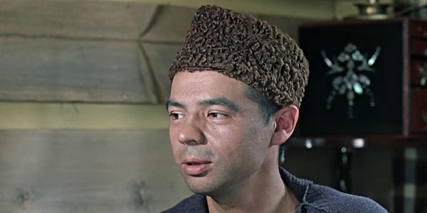 8. Что собирался покупать Василий Алибабаевич в комедии «Джентльмены удачи»?