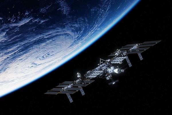 İlk uzay turistlerinin istasyona 2020’de gideceğini aktaran NASA, misafirlerin istasyonun içerisinde konaklayabileceğini söyledi.