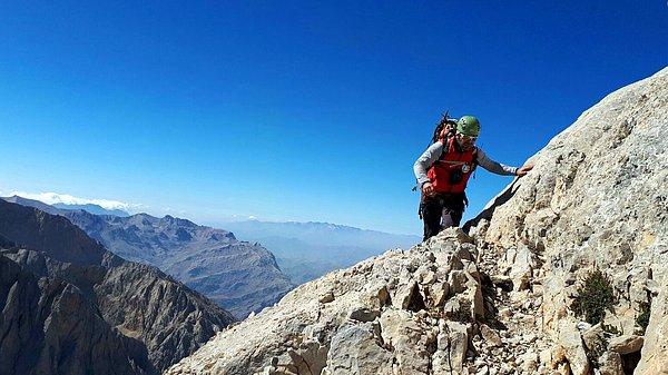 Çamardı ilçesindeki Demirkazık Dağı'nın güneybatı yüzünde yer alan 'peck kulvarı'ndan zirveye doğru dün tırmanış yapan 7 dağcıdan Bülent Tuncay, dengesini kaybedip düştü.