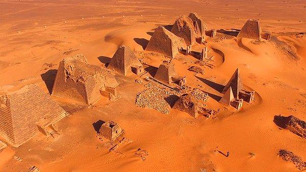 9. Dünyada en fazla piramit Sudan'da bulunur. Tam olarak 255 tane.