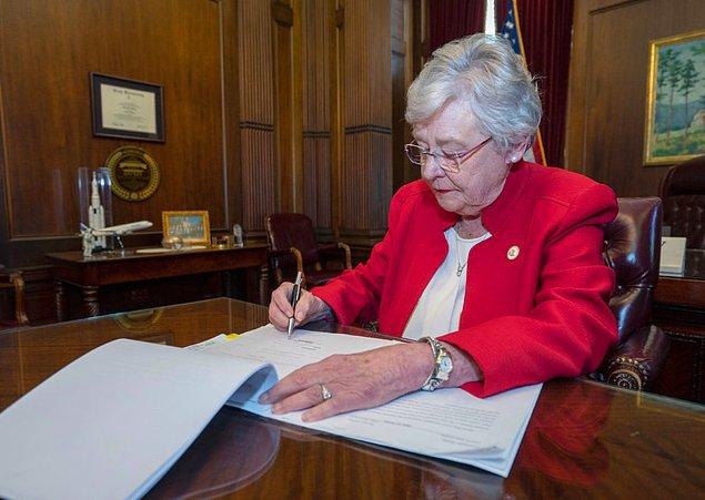 Kimyasal hadımı öngören yasa tasarısı Alabama Valisi Kay Ivey tarafından imzalandı.