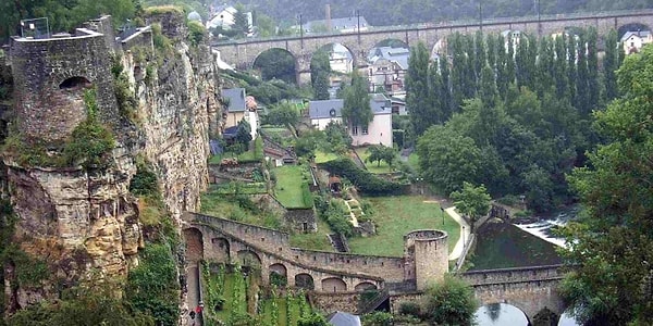 2. Высокоразвитая индустриальная страна в Западной Европе. Здесь самая высокая в мире выплавка стали на душу населения. Несмотря на небольшой размер, является крупным банковским центром для иностранного капитала.