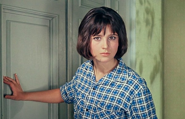 5. Ну как же не узнать "студентку, комсомолку, спортсменку, наконец, просто красавицу" Нину в исполнении Натальи Варлей.