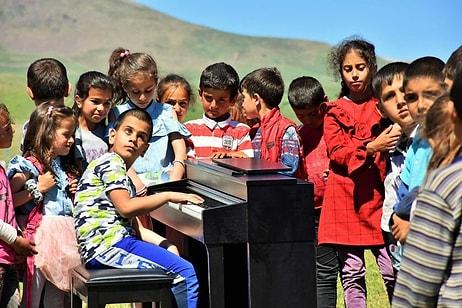 Duyduğu Sesleri Notaya Dökebilen Nadir Yeteneklerden Olan Görme Engelli Genç İlk Piyano Konserini Köyünde Verdi!