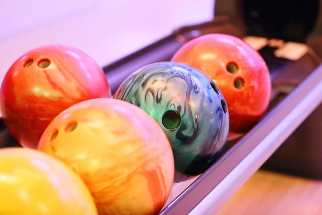 1. "Bowling toplarının delikleri. Ayakkabılar her kullanımdan sonra dezenfekte edilir, ancak hiç kimse bu delikleri dezenfekte etmez."