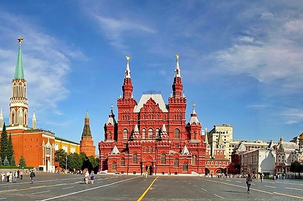 12. Сколько статуй на Красной площади?