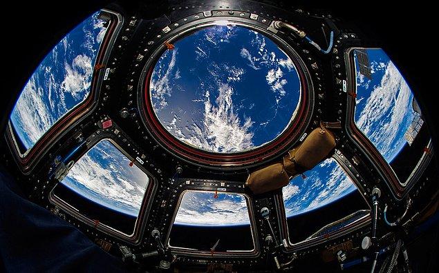 Uluslararası Uzay İstasyonu'nun kubbesinden bir manzara.