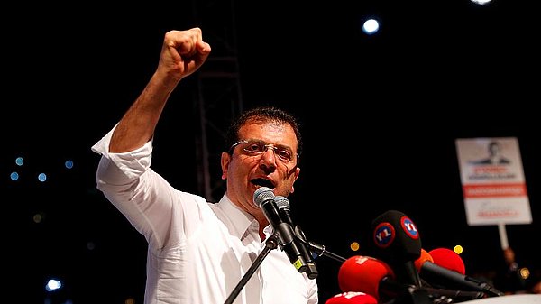 31 Mart Pazar günü Türkiye yerel yöneticilerini seçmek üzere sandık başına gitmiş, İstanbul'daki seçim sonuçlarında yaşanan karmaşanın ardından Ekrem İmamoğlu mazbatasını alarak göreve başlamıştı.