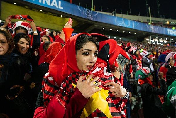 Zeinab, favori futbol takımı Persepolis'i izleyebilmek için Ahvaz'dan Tahran'a 15 saat süren bir yolculuk gerçekleştiriyor.
