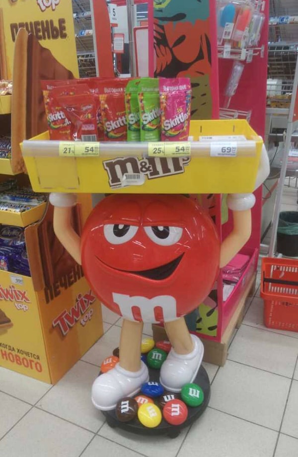 2. Предатель. Еще и ухмыляется