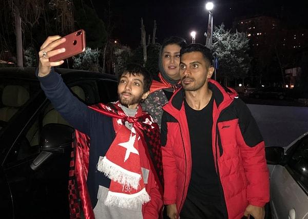 Zeinab, Tahran’daki bir otelde Perspolis futbolcusu ile bir selfie çekiyor. Bir erkek kılığına girip, stadyuma gitmişti.