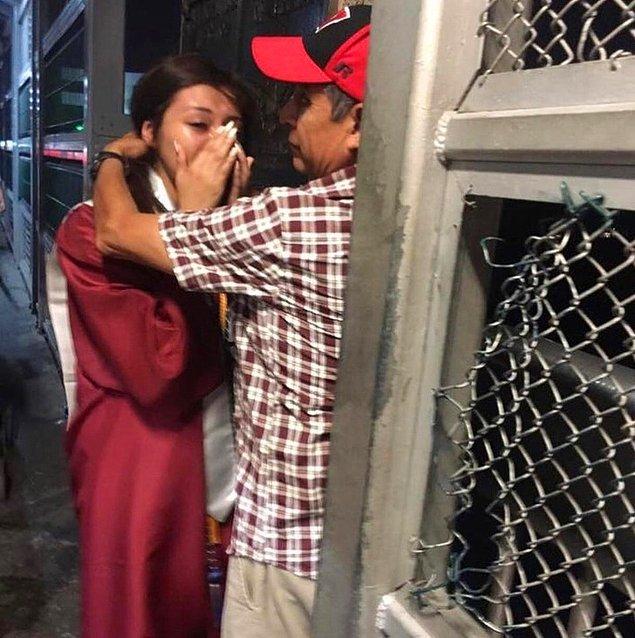 Bu lise öğrencisi, babası mezuniyetine katılamadığı için onunla sınır köprüsünde buluşmuş.