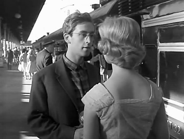 3. Какая актриса исполнила главную женскую роль в фильме "Коллеги"?