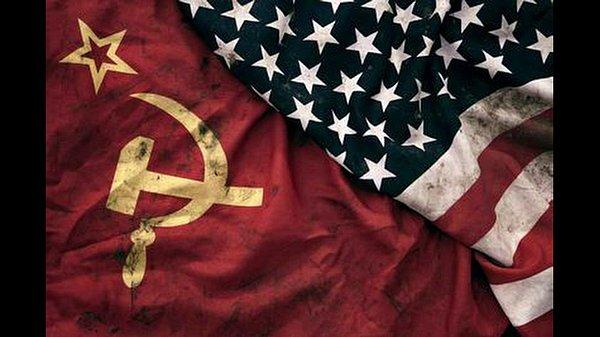 1963 - Küba füze krizinin ardından Sovyetler Birliği ile ABD arasında, "kırmızı telefon" adı verilen doğrudan bir iletişim hattı kuruldu.