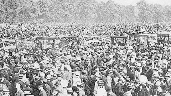 1908 - Londra'da 200 bin kadın, seçme ve seçilme hakkı için yürüdü.