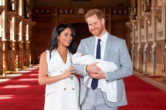 Her şeye rağmen Meghan Markle ve Prens Harry geçtiğimiz aylarda ilk bebeklerini kucaklarına aldı.