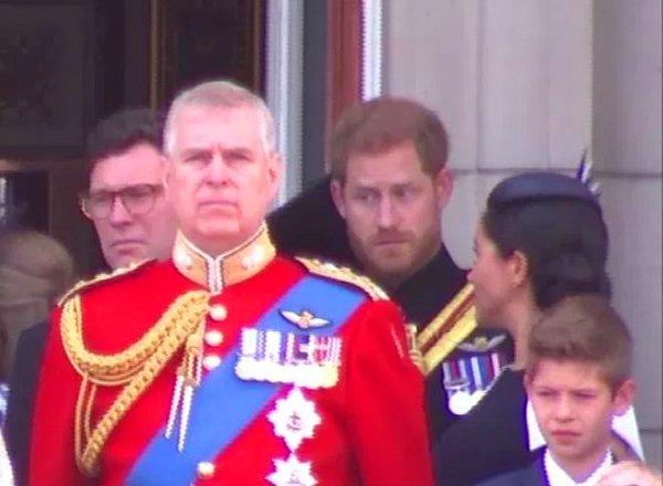 Buckingham Sarayı'nın balkonunda Meghan Markle ve Prens Harry arasında geçen diyalog ise gündeme damgasını vurdu!