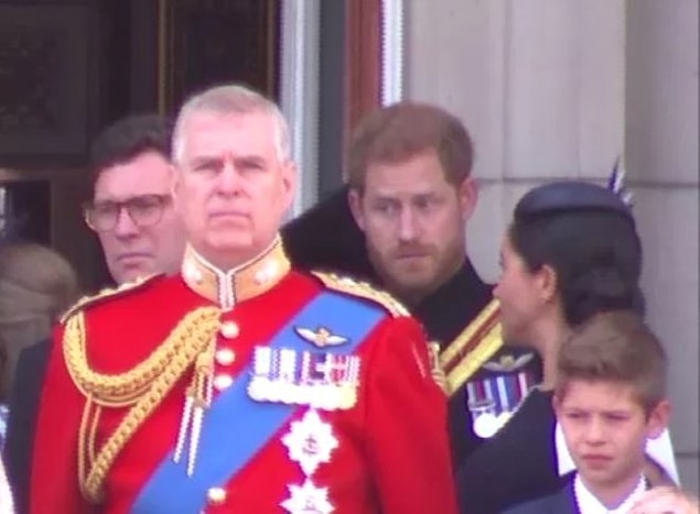 Buckingham Sarayı'nın balkonunda Meghan Markle ve Prens Harry arasında geçen diyalog ise gündeme damgasını vurdu!