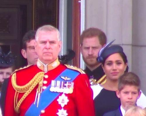 Royals Biraz Karışık: Prens Harry Meghan Markle'ı Sert Bir Formda Uyarınca Markle Gözyaşlarına Hâkim Olamadı!