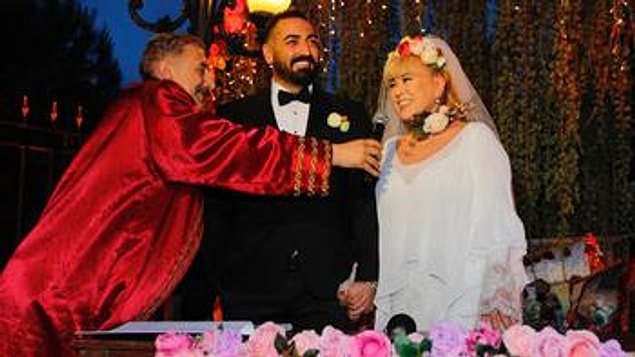 Neşeli hâlleriyle dikkat çeken Özer, düğün sonrası büyük bir şokla sarsıldı desek yeridir!