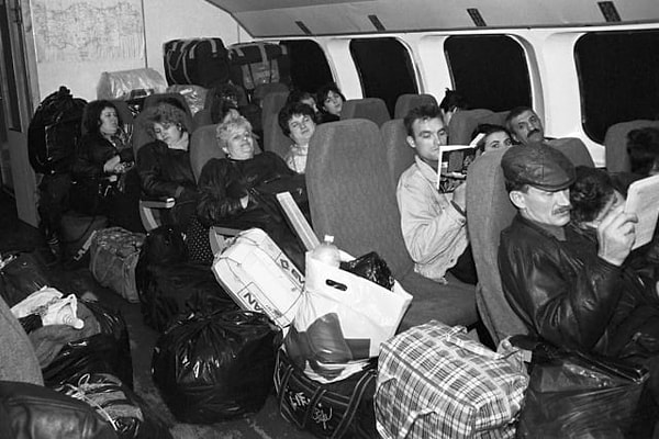 8. Челноки - это люди, которые приехали в Москву из Челябинска и организовали там свою коммуну.