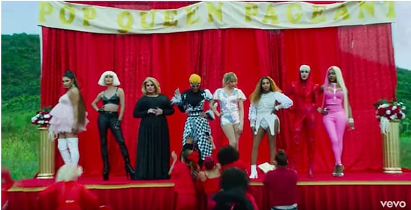 Sonra, "Pop Kraliçesi Yarışması" görüyoruz. Jade Jolie, Adore Delano, Trinity K Bone’t, Delta Work, Tatianna Now, Trinity The Tuck, A'keria Chanel Davenport, ve Riley Knoxx gibi drag queenler ünlü pop müzik isimlerinin kıyafetleriyle boy gösteriyorlar.