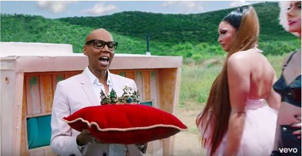 RuPaul geliyor ve tüm yarışmacılara tacı gösteriyor.