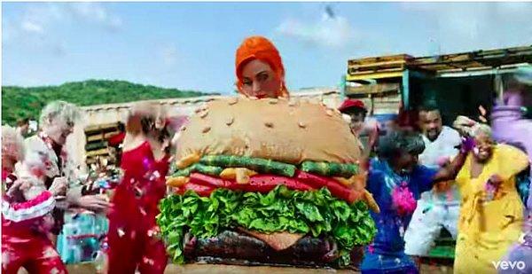 Ve kimi görelim? Katy Perry! Hem de hamburger kostümüyle.