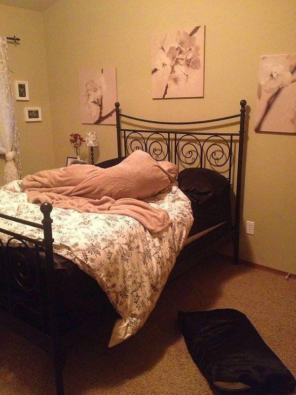 5. "Odama geldim ve yastığımla battaniyemin böyle birbirine dolaştığını gördüm. Az daha kalp krizi geçiriyordum."