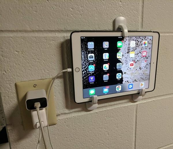 23. Biri aynı anda bir iPad, TV ve duvar saati almanın bir yolunu bulmuş!
