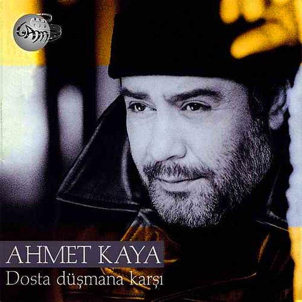 Sene 1999. Bir yıl önce Ahmet Kaya "Dosta Düşmana Karşı" albümünü çıkarmış ve müzik listelerinin en üst sıralarında yer almayı başarmıştı. Albümde "Giderim", "Nerden Bileceksiniz" gibi hit olmuş şarkılar bulunuyordu.