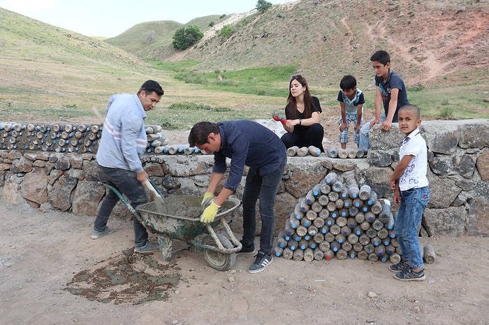 Çevreci Öğretmenlerin Başarısı: Van'da İlkokul Öğrencileri Binlerce Pet Şişe ile Okulun Bahçesine Duvar Ördü