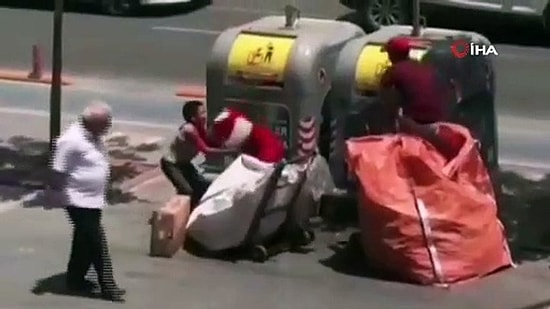 Çöp Toplarken Bulduğu Oyuncakla Sevinen Çocuğun Derin Düşüncelere Sevk Eden Görüntüleri!