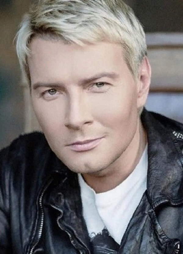 Его подбородок то провисает, то вновь становится гладким и ровным.