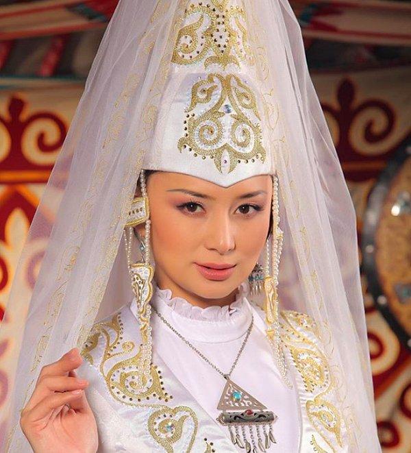 5. Kazakistanlı gelinler düğünlerde, kafalarına saukele adını verdikleri ve eş olarak başladıkları yeni hayatın sembolü olarak gördükleri başlığı takarlar.