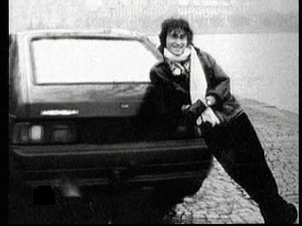 15. Виктор Цой со своим автомобилем, на котором он разбился 15 августа 1990 года