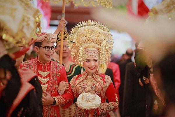 7. Jakarta'daki düğünlerde giyilen geleneksel Endonezya kıyafeti birçok altın, karmaşık ve renkli desenlerden oluşur. Bunun yanında abartılı başlık da takılır.