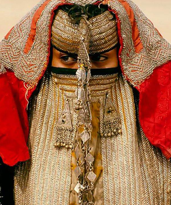 19. Eritre'deki gelinler, geçmiş tarihte gelen misafirlerden yüzünü gizlemeye yardımcı olan başörtüsünü günümüzde de kullanırlar.