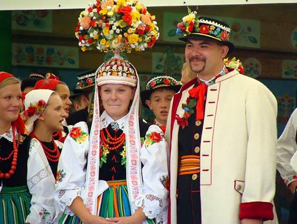 22. Çiçek ve bitkilerden yapılan taç ve diğer saç takıları  Polonya düğün kültürünün önemli bir kısmını oluşturur.