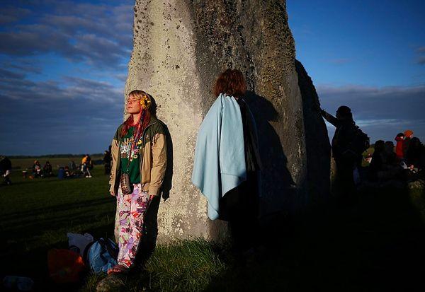 12. Sabahın erken saatlerinin keyfini çıkaran insanlar da Stonehenge'de.