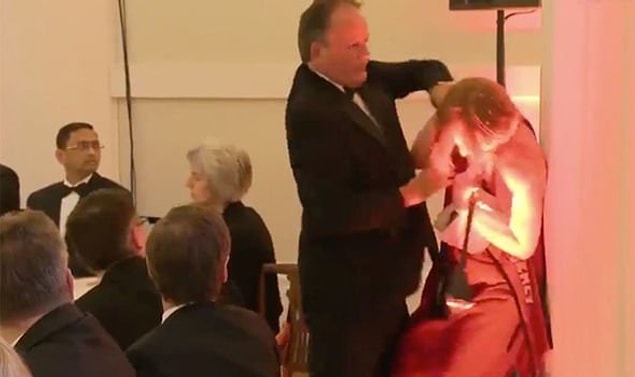 'İçgüdüsel davrandım' diyerek özür dileyen Field, geçici olarak görevden alındı ve hakkında soruşturma başlatıldı.