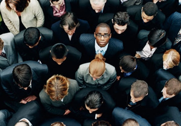 8. Есть ли на этом фото кто-то, кто надел красный галстук?