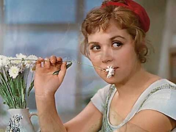 3. Какая фамилия была у девушки, которую искал герой из фильма "Девушка без адреса"?