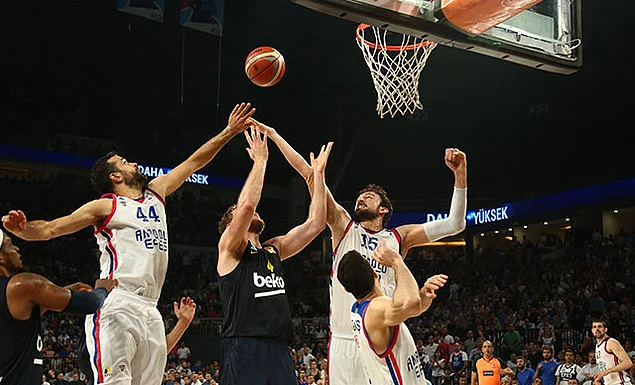 Anadolu Efes 15 sayı farkla şampiyonluğa uzandı