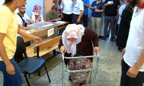 Çok Hoşsunuz be! Yenilenen İstanbul Seçimi İçin Hiçbir Pürüz Tanımadan Sandık Başına Giden Yaşlı ve Hasta Vatandaşlar